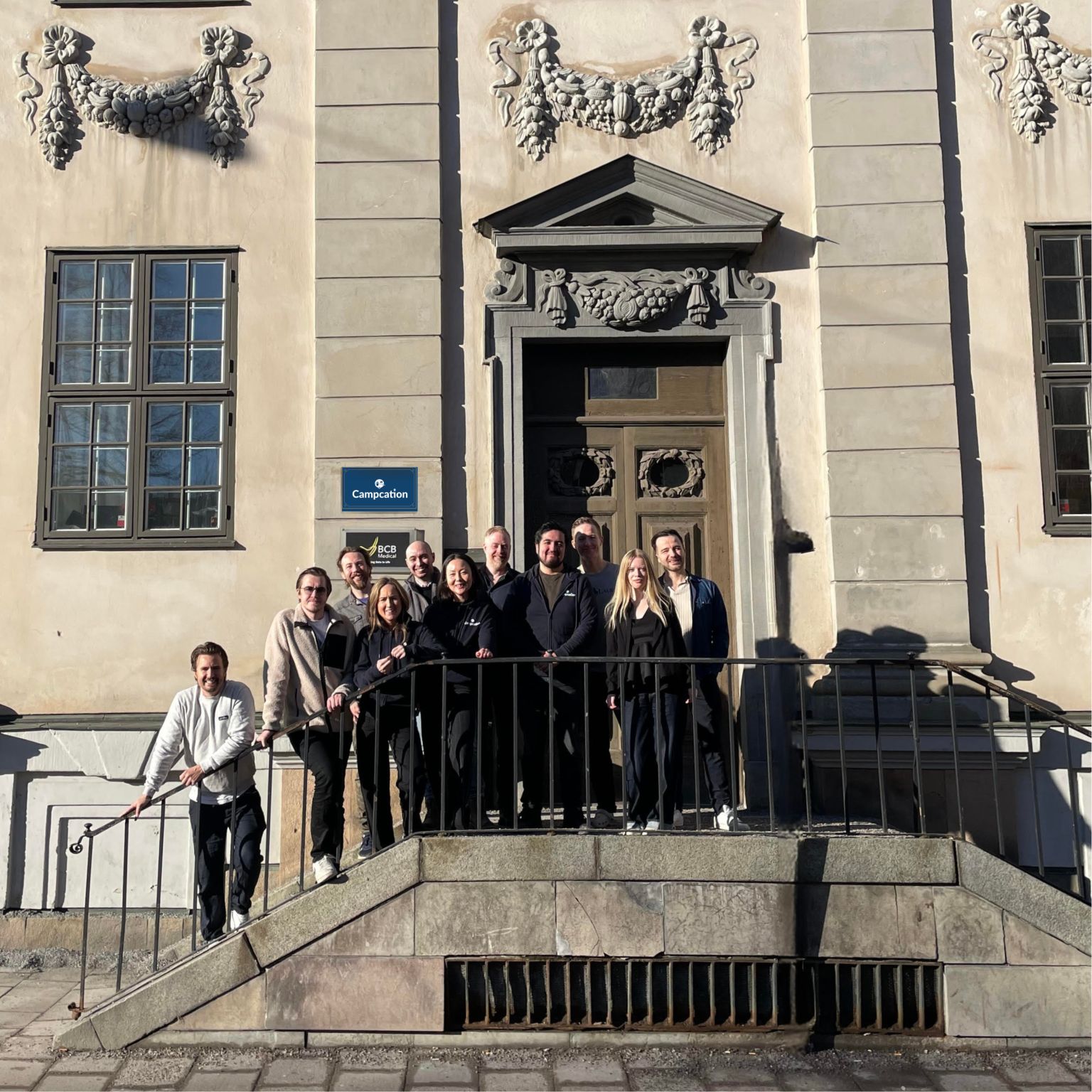El equipo de Campcation frente a la oficina en Riddarholmen, Estocolmo